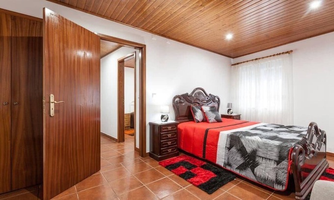 Mesao Frio House | Cozy Vila Marim: Family-Friendly Holiday Home for 4