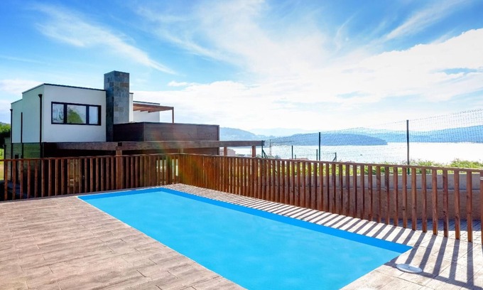 A Ribeira do Freixo House | Charming Holiday House Vilariño: Ideal for 1-9 Guests