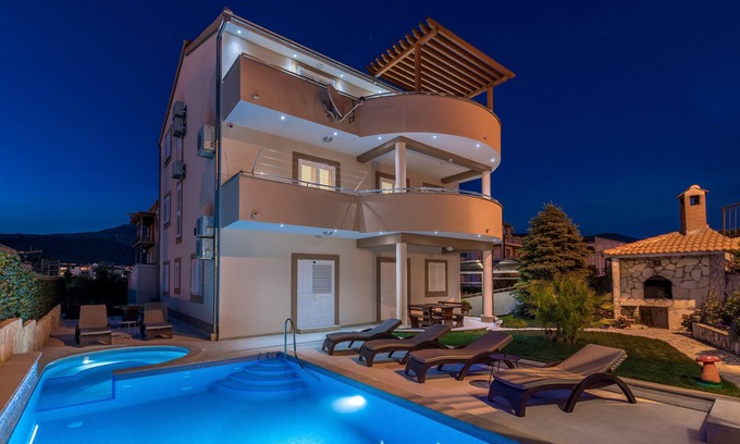 Stobrec House | Beachside Holiday House with Pool & Jacuzzi, Rated 10/10