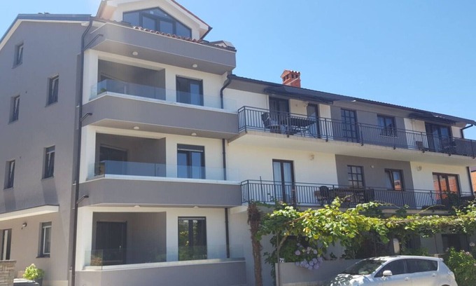 Valbandon House | Idyllic Holiday House with Ocean View and Large Garden