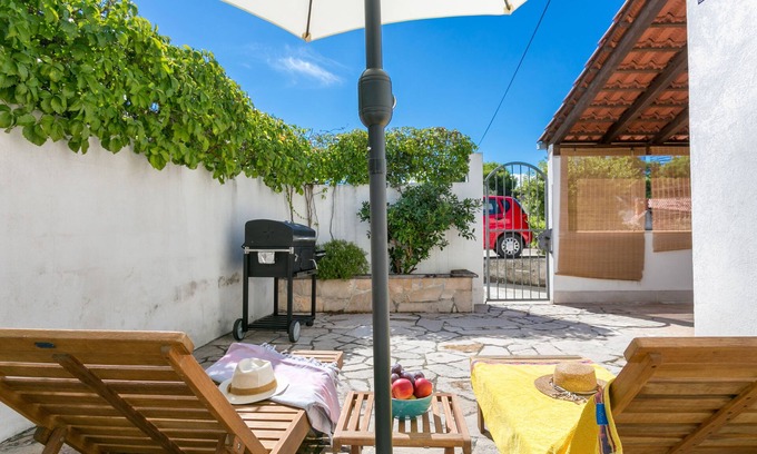 Cove Makarac (Milna) House | Pet-Friendly Holiday House with Ocean View in Milna