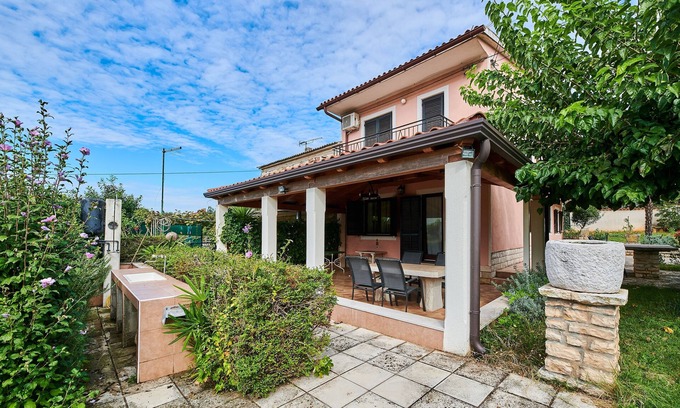 Valica House | Comfortable Holiday House with Parking in Umag, Valica