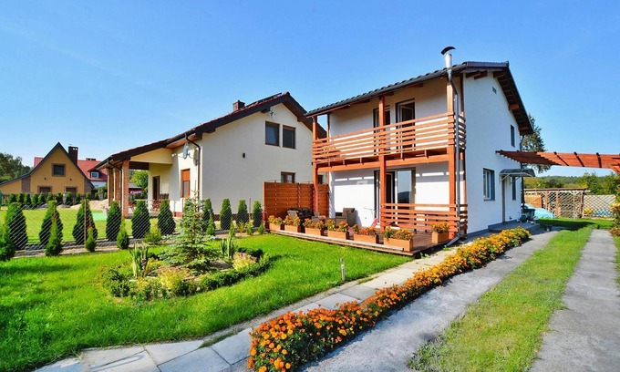 Borne Sulinowo House | Charming Holiday House with Garden & Lake View in Dabrowica