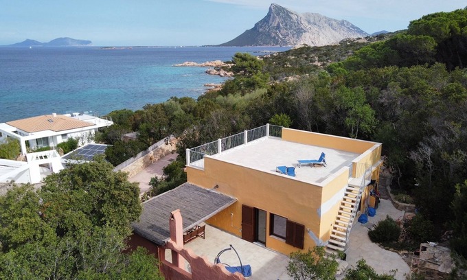 Monte Petrosu House | Cozy Holiday House with Kayaks & Ocean Views Near Beach