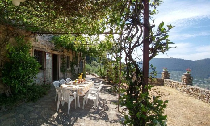 Buti House | Holiday house with pool in secluded location