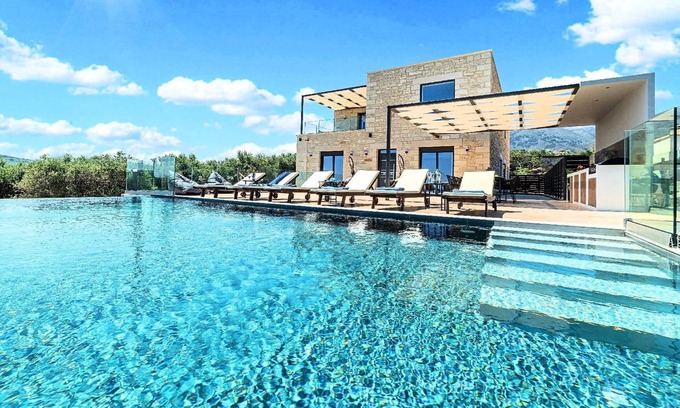 Kournas House | Inviting Holiday House in Yeoryioupolis, Kriti with Pool