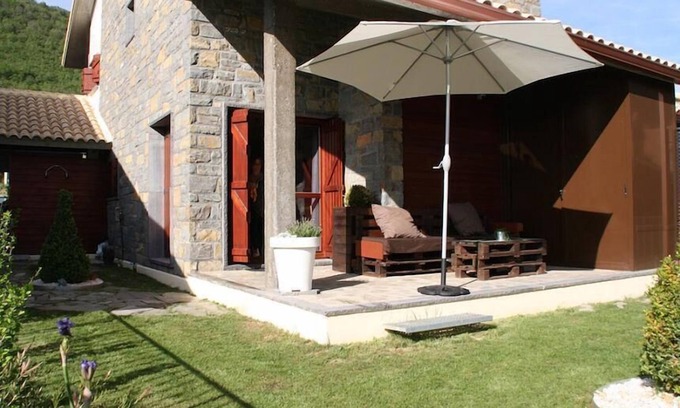 Gavin House | Cozy Holiday House Gavin: Pet-Friendly Getaway for Groups