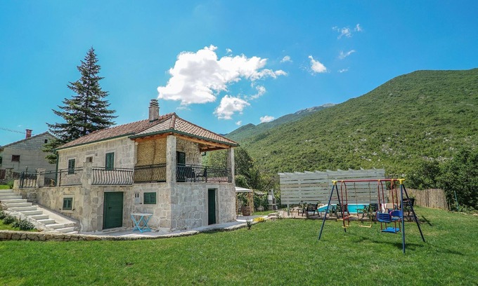Zagvozd House | Modern Holiday House Zagvozd with Private Pool and Kitchen