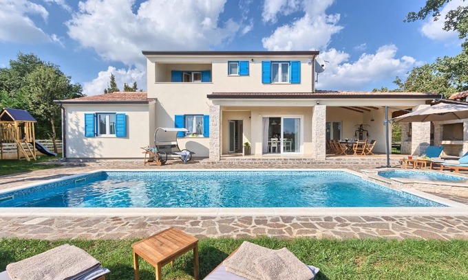 Muzini House | Spacious Holiday House Zminj with Private Pool & Kitchen