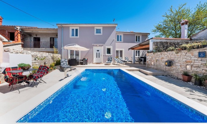 Debeljuhi House | Spacious Holiday House Zminj: Relax with Private Pool