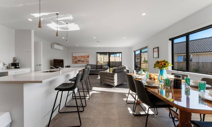 Wharewaka House | Comfortable Stay at 50 Harakeke Dr, Taupo with Breakfast