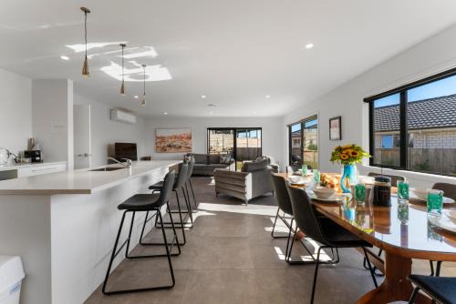 Wharewaka House | Relax at Holiday Hub - Taupo with Pool & Breakfast