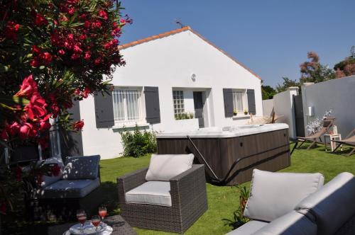Arles Villa | Relax in Arles: Villa with Jacuzzi and Gorgeous Ocean Views