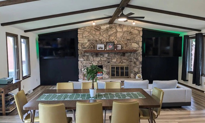 Green Bay House | Holiday in Green Bay! 5 minute walk to Lambeau!