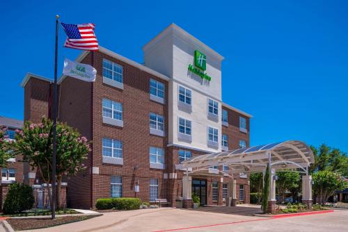 Addison Hotel | Comfortable Stays at Holiday Inn and Suites Addison