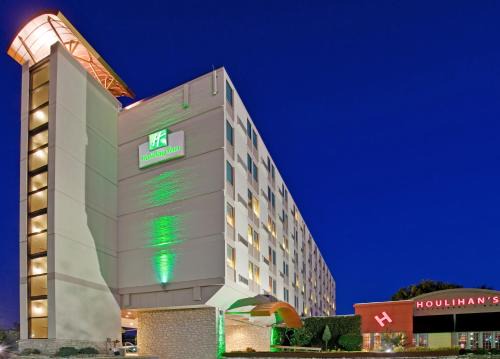 Manhattan Hotel | Pet-Friendly Holiday Inn At the Campus with Oceanfront Views