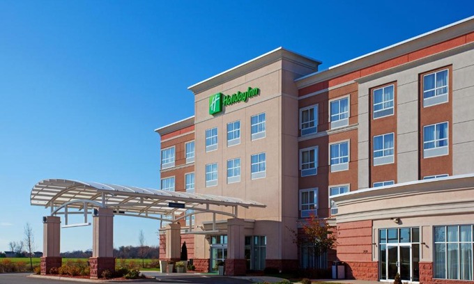 Aurora Hotel | Inviting Holiday Inn Aurora North - Naperville with Pool