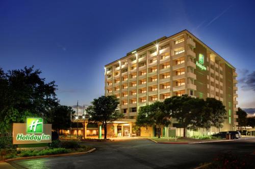 Highland Hotel | Relax at Holiday Inn Austin Midtown with Pool & Ocean View