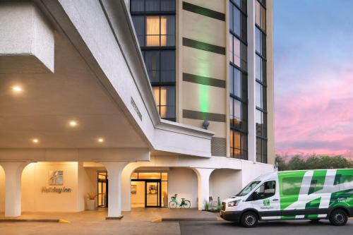 Rainey Street Historic District Hotel | Comfortable Holiday Inn Austin - Town Lake with Pool Access