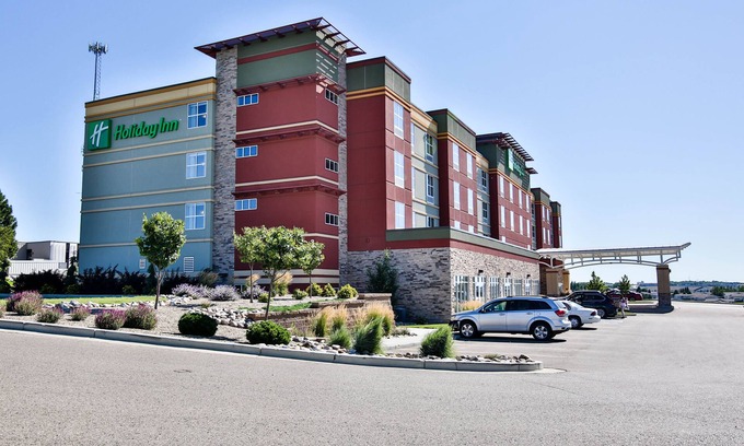 Bismarck Hotel | Discover Holiday Inn Bismarck: Pool, Spa & Family Fun