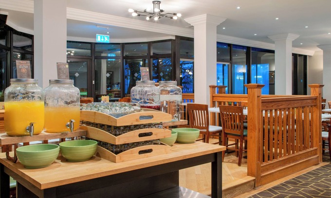 Staple Hill Hotel | Discover Holiday Inn Bristol-Filton: Family-Friendly Retreat