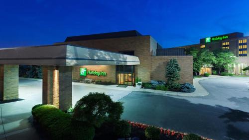 Mount Saint Joseph Hotel | Pet-Friendly Holiday Inn Cincinnati Airport with Pool Access