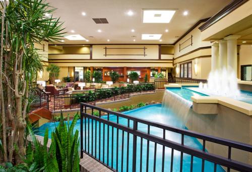 Roselawn Finance Hotel | Discover Holiday Inn Cincinnati-Eastgate with Pool & Dining