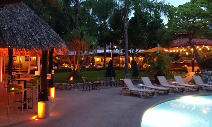 Acapantzingo Hotel | Discover Holiday Inn Cuernavaca: Pool, Spa & Family Fun