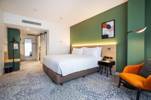 Dandenong Hotel | Discover Holiday Inn Dandenong: 4-Star Family-Friendly Stay