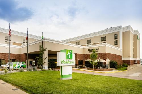 Downtown Dubuque Hotel | Pet-Friendly Holiday Inn Dubuque with Pool and Restaurant