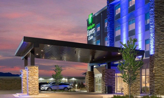 Cheyenne Meadows Hotel | Discover Holiday Inn Express Suites in Colorado Springs