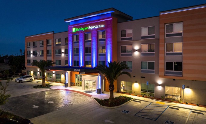 Harbor Hotel | Discover Holiday Inn Express & Suites Hawaiian Gardens
