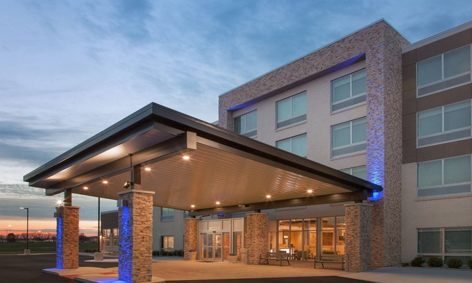 Sterling Heights Hotel | Discover Holiday Inn Express & Suites Detroit with Pool Access