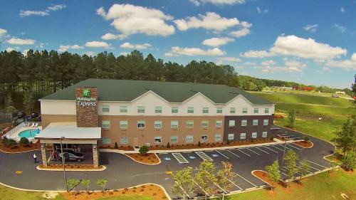 De Funiak Springs Resort | Pet-Friendly Retreat at Holiday Inn Express DeFuniak Springs