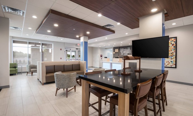 Hoffman Estates Hotel | Guest Rated 9.2: Holiday Inn Express & Suites Chicago