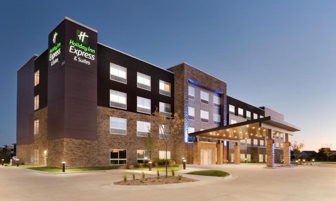West Des Moines Hotel | Inviting Holiday Inn Express & Suites - West Des Moines Stay