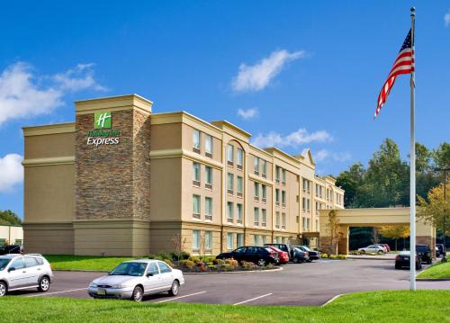 West Long Branch Hotel | Cozy Holiday Inn Express & Suites with Ocean View in Eatontown