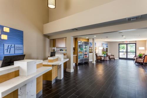 Beach Barber Tract Resort | Pet-Friendly Holiday Inn Express La Jolla by Windansea Beach