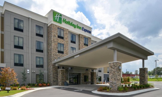 Benton Hotel | Pet-Friendly Retreat at Holiday Inn Express Bryant