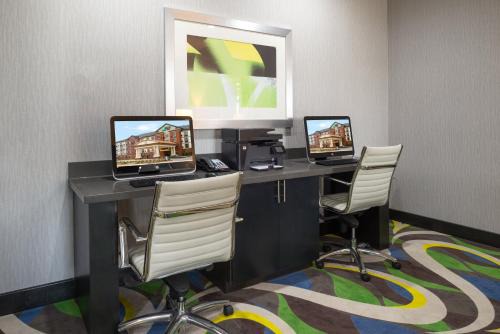 Norman Hotel | Convenient Holiday Inn Express & Suites Norman with Pool Access
