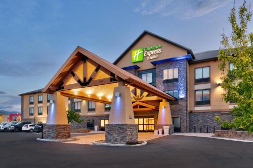 Helena Hotel | Discover Holiday Inn Express and Suites Helena with Pool & Views