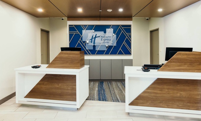 Urbandale Hotel | Experience Comfort at Holiday Inn Express & Suites Urbandale