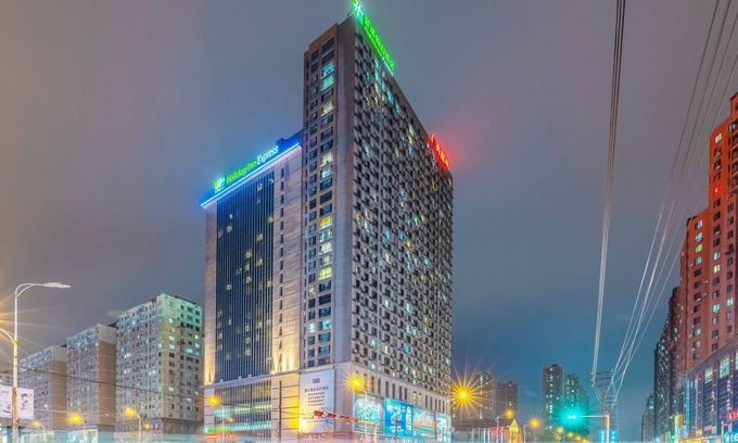 Lishan District Hotel | Convenient Holiday Inn Express Anshan Downtown with Breakfast