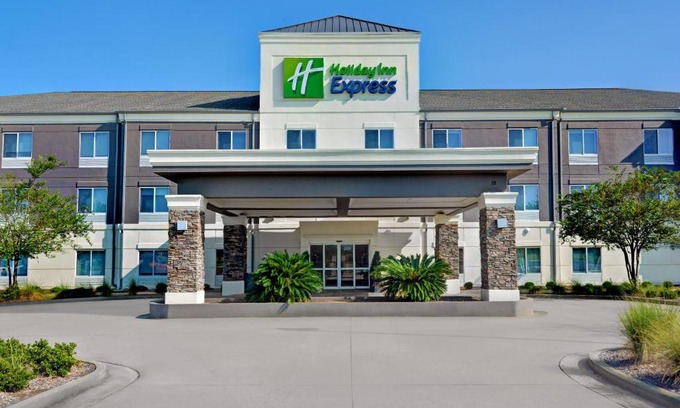 Atmore Hotel | Guest Rated: Holiday Inn Express Atmore with Pool & Breakfast