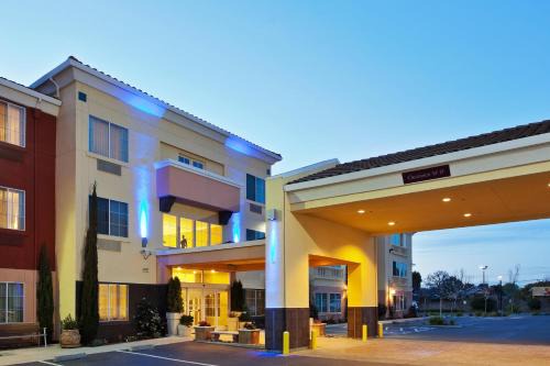 Northwest Berkeley Hotel | Discover Holiday Inn Express Berkeley: Family-Friendly Stays