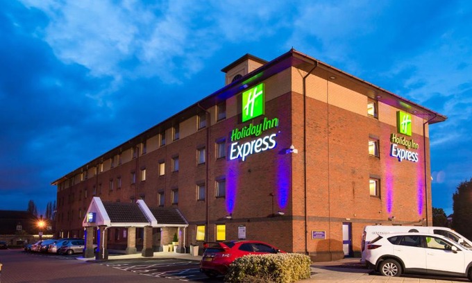 Oldbury Hotel | Comfort and Convenience at Holiday Inn Express Oldbury