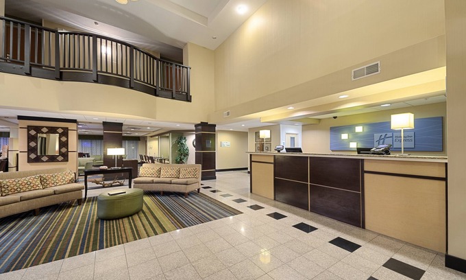 Bloomington Hotel | Relaxing Retreat at Holiday Inn Express Bloomington West