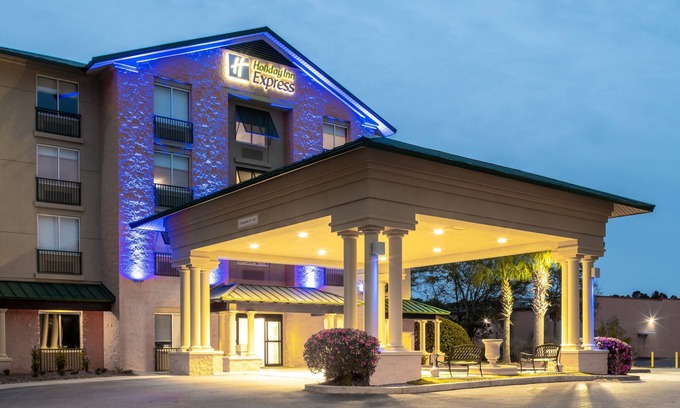 Bluffton Hotel | Guest Favorite: Holiday Inn Express Bluffton with Ocean Views