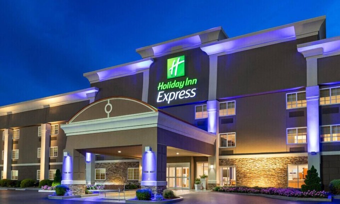 Bowling Green Hotel | Explore Holiday Inn Express Bowling Green with Pool & Dining