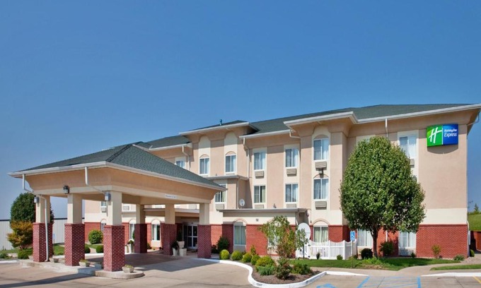Boonville Hotel | Discover Holiday Inn Express Boonville with Pool & Breakfast
